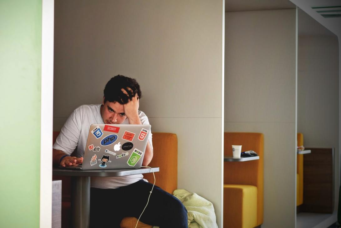 Foto di uno studente che lavora al computer 